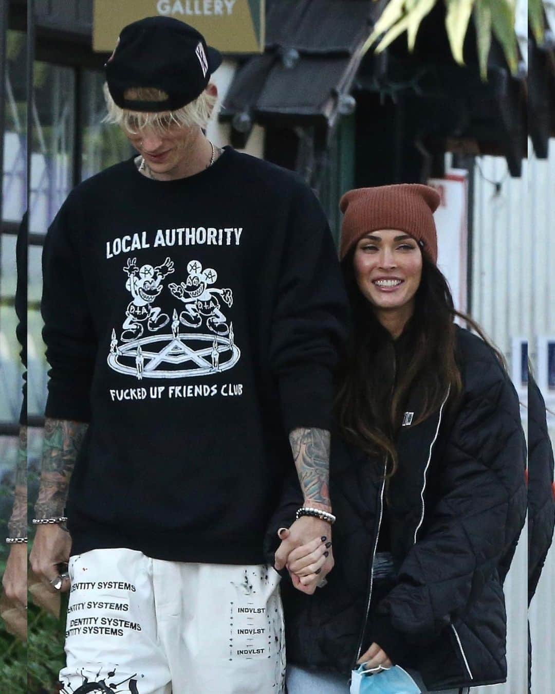 Just Jaredさんのインスタグラム写真 - (Just JaredInstagram)「Megan Fox was all smiles while out with boyfriend Machine Gun Kelly as they picked up some food to go #MeganFox #MachineGunKelly Photos: Backgrid」11月7日 15時25分 - justjared