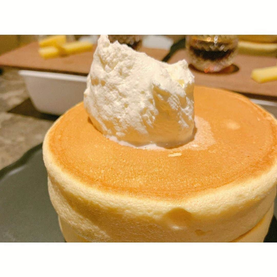 長谷川かすみのインスタグラム：「とっても美味しかった #椿サロン のパンケーキ🥞 ふわふわのパンケーキと上に乗ってるまろやかで軽い北海道産の生クリームがマッチしていて最高でした。 甘さもちょうど良くてペロリと完食👍🏻 一緒に出してくれるバターとあんことチーズも北海道産で美味しかった…また食べたい… 北海道いいな…  #渋谷カフェ #渋谷カフェ巡り #パンケーキ #渋谷パンケーキ #椿サロン渋谷 #絶品パンケーキ」