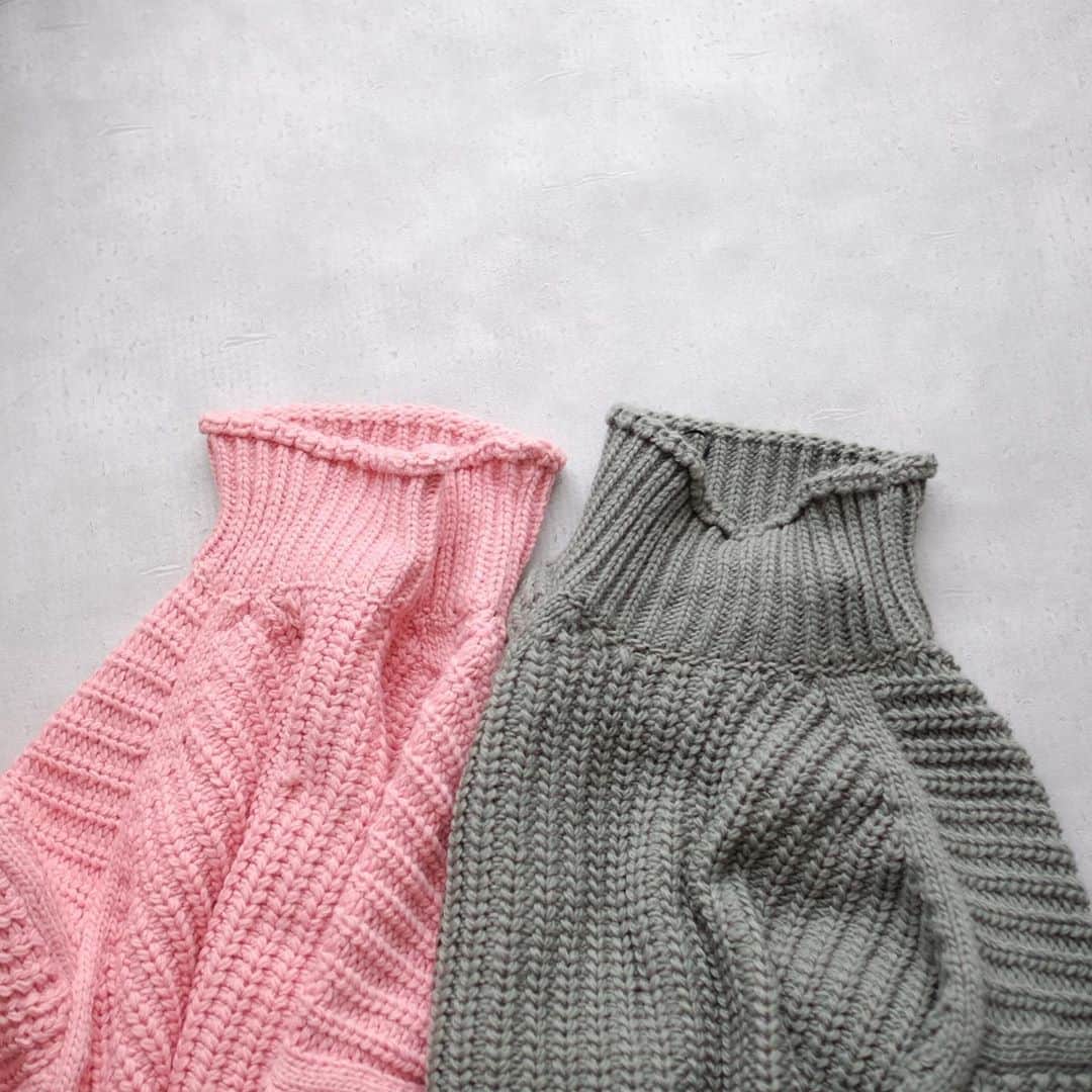 Keikooooooのインスタグラム：「私も買ってたよ😙🛍 まだまだ暑い時期に買ってたknitの 出番がやってきた❄️ @hm #handm #ニット #knit #エイチアンドエム」
