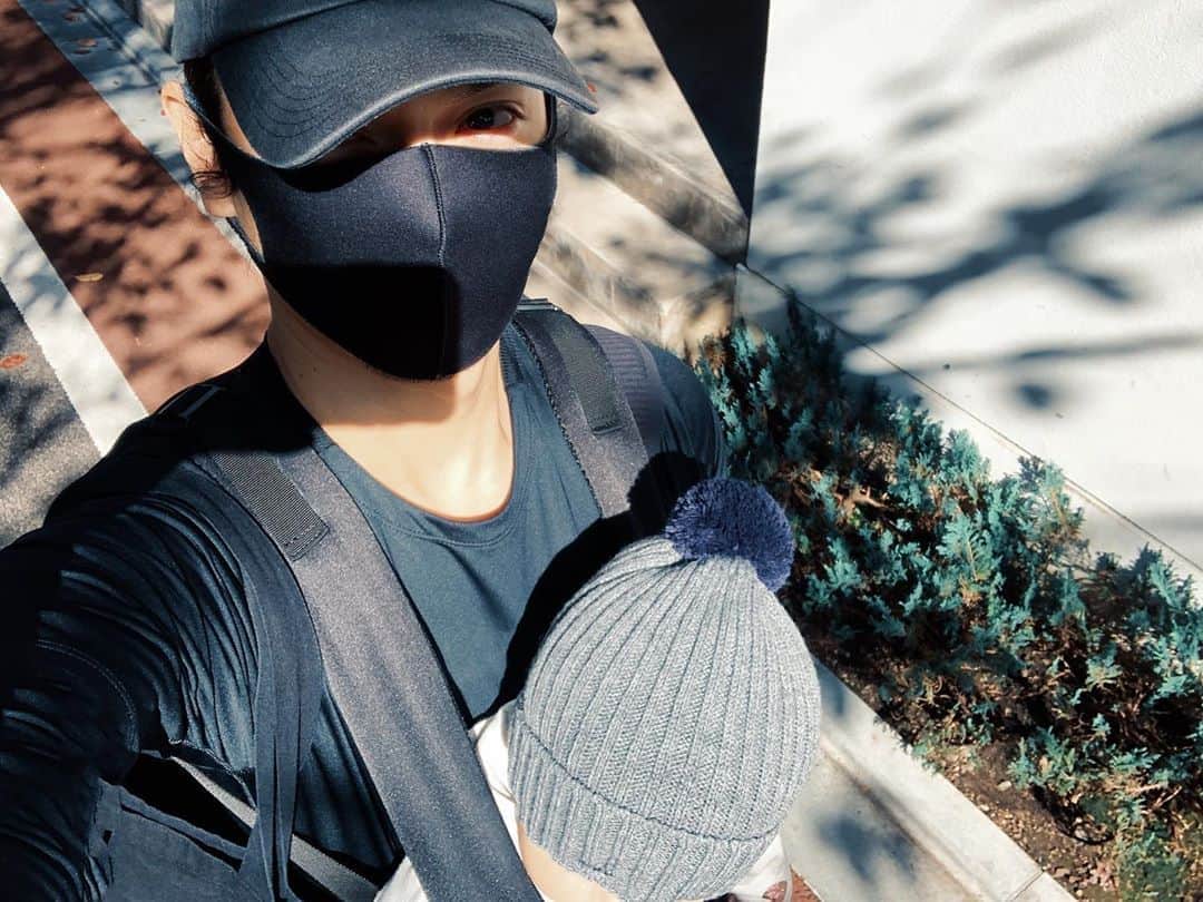 水嶋ヒロのインスタグラム：「Walk time やぁ #笑顔ふりまく次女」