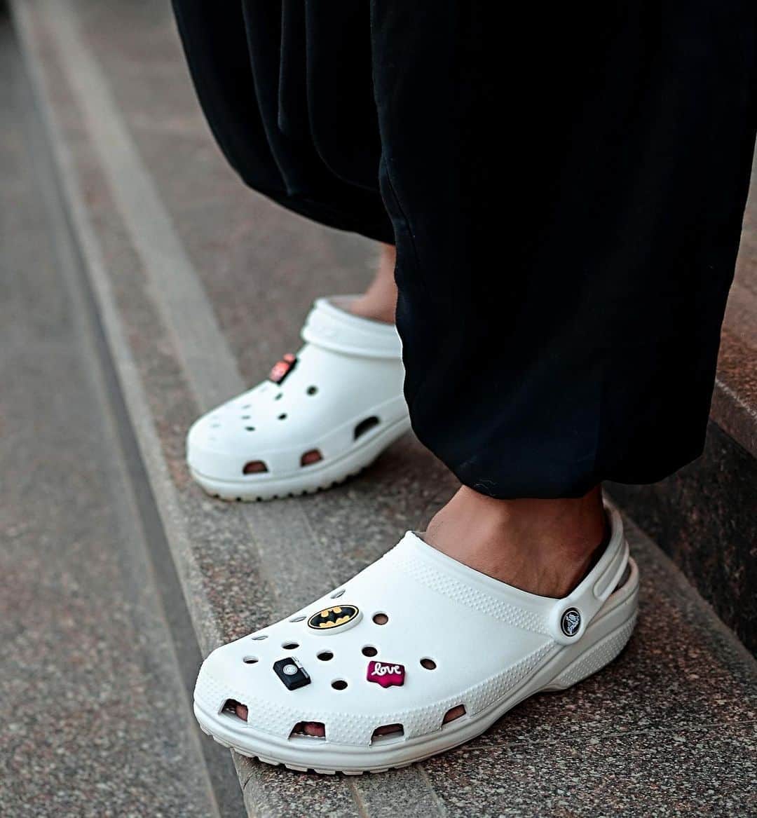 Karron S Dhinggraさんのインスタグラム写真 - (Karron S DhinggraInstagram)「This Diwali, add some spunk to your festive look like I did with these new chic Classic Clogs from @crocsindia   These personalized Jibbitz Crocs not only give me and my festive look an edge but also, are so comfy and elegant.   This Festive season, grab your own personalized Classic Clog with Jibbitz from the crocs stores near you!!  Express your love by gifting these personalized pair of Classic Clogs with Jibbitz Charms to your loved ones. . . . 📷 @jasdeepphotography  #TheFormalEdit  #ComeAsYouAre #Classics #Jibbitz #CrocsIndia」11月7日 15時47分 - theformaledit