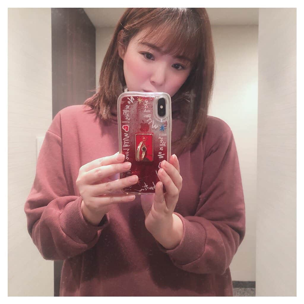 江頭ひなたさんのインスタグラム写真 - (江頭ひなたInstagram)「もうここ数ヶ月ずーっと使っているスマホカバー💕💕中のキラキラが動いて可愛いんだけど、2つめの動画で伝わるかな？w ルブタンのケースだよ👠✨  #スマホカバー #スマホケース #ルブタン #クリスチャンルブタン #christianlouboutin #louboutin #iphonex」11月7日 15時39分 - hinataeto