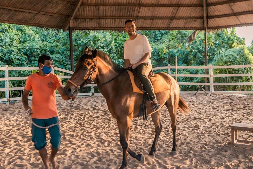 Raffi Ahmadさんのインスタグラム写真 - (Raffi AhmadInstagram)「Horse In Love ❤️  Kudaa .... Kudaaapatkan Cintaku 😍 📸 @rufusazarya   @nihisumba  #nihigram #ontheedgeofwildness #nihi2020」11月7日 15時40分 - raffinagita1717