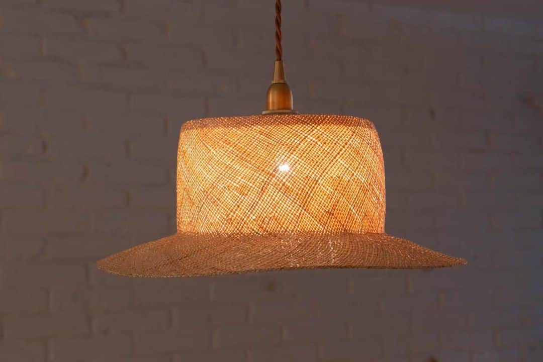 パパママハウスのインスタグラム：「｜11/30までの期間限定商品｜ HAT LAMP -shikaku-  ソーシャルタワーでも大人気の オンラインファンフェス限定商品 @battement.hat × @papamamanhouse  帽子作家の #battement さんとコラボレーションしたハットランプ。  帽子が宙に浮く姿が可愛いらしいデザインに インテリアにも馴染みやすいバオという天然素材を使用。 細かな網目から透ける灯りが心を空間を優しく照らしてくれる。  こちらの商品はLED電球のみ対応商品です。 またあらかじめ防炎処理を施した商品をお届けいたします。  ▶︎予約受付期間 【限定】10/31 11:00 〜 11/30 17:00 funfes.stores.jp または トップページ「オリジナル商品」からご覧頂けます。 ㅤㅤㅤㅤㅤㅤㅤㅤㅤㅤㅤㅤㅤ #帽子 #照明 #ペンダントランプ #ダイニング照明 #北欧 #モダン #インテリア #注文住宅 #リノベーション #賃貸インテリア #ダイニング #リビング #ランプ  #ハットランプ #麦わら帽子 #パパママハウス #オンラインイベント」