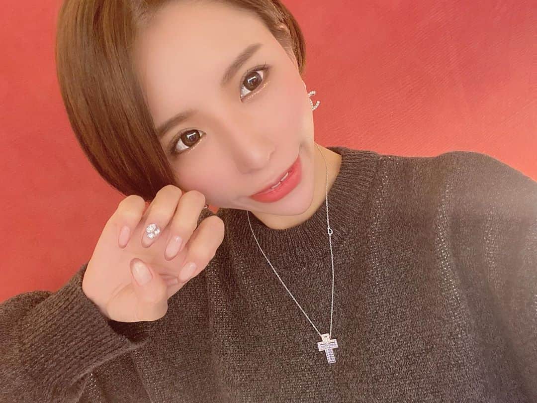 ちゃんうさのインスタグラム：「#newnail @salon_doudou  心斎橋のタワーマンションの中にあるネイルサロン💅 サンプル全部可愛いし悩んだぁ！けっきょくお任せ（笑） . . コラーゲンマシーンもあったし今度はいろ🤭 @salon_doudou  . . #おまかせ #お任せ #センス良かった #サンプルの写真撮るの忘れた #心斎橋 #ネイルサロン #ネイル #doudou #nailsalon #beauty #大阪 #ミナミ #アルグラッドタワー #キャバクラ #キャバ嬢 #ホステス #美容好きな人と繋がりたい #ちゃんうさ #コラーゲンマシーン」