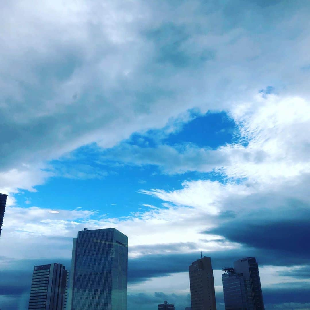 杏子さんのインスタグラム写真 - (杏子Instagram)「ぽっかり青空  #FMヨコハマ  #ゴブサタ   でも、雨きたぁ☔️」11月7日 15時53分 - kyoko_anzu