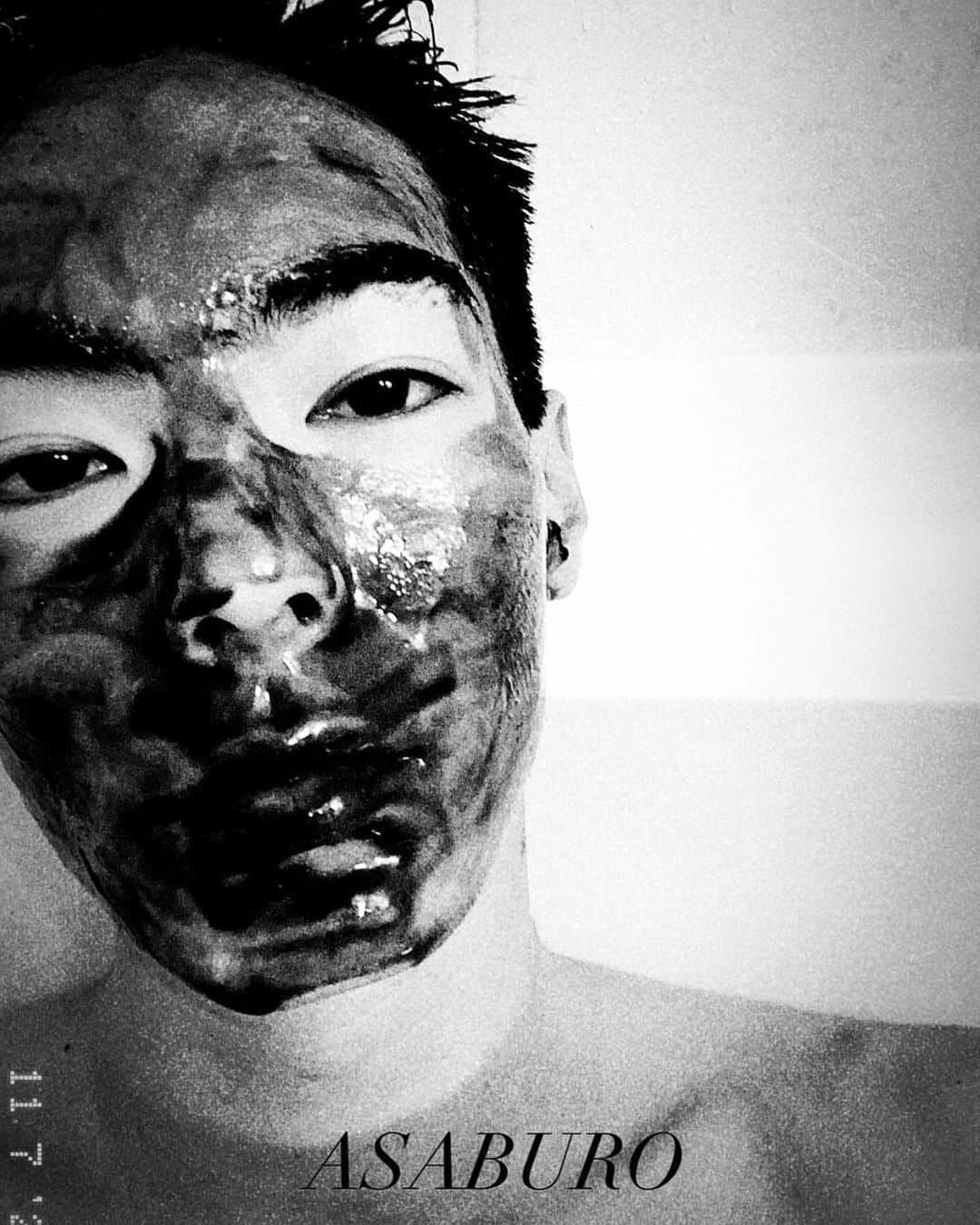 アディクションのインスタグラム：「Repost @takuma_iwasaki   AyakoxN21  Black Collection Charcoal Mask / Detox your skin 🖤  #numeroventuno  #alessandrodellacqua  #AyakoxN21 #N21beauty  #hankyumode」