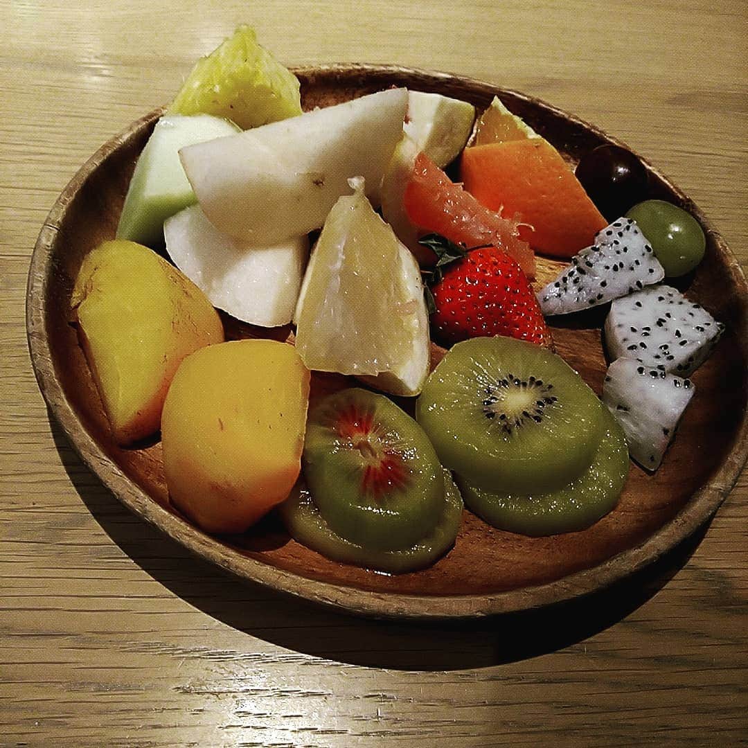 うさきこうのインスタグラム：「フルーツ食べ放題🍒🍏🍎🍓🍉🍑🥝🍐🍋 #カラフル #フルーツ #ごきげん  #instalike #instagood #instamood #instafood #followme #fashion #パステルカラー #赤髪 #メンズメイク #メイク男子 #ジェンダーレス #派手髪 #ファッション #lgbt #LGBTQ　#japanese #オルチャン  #selfie  #팔로우미 #얼스타그램  #gay #攝影日常 #人像攝影」