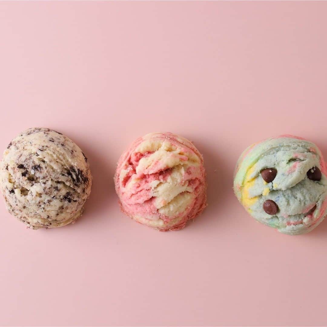 のインスタグラム：「まるでアイスクリーム🍧♡ こちらのカラフルで可愛いアイスクリーム、実はサックサクのクッキーセット✨  チョコチップバニラ・クッキー＆クリーム・ストロベリーの3種の味わいがお楽しみいただける美味しいクッキーセットです🍪🍦  お土産やお誕生日プレゼントにもぴったりです♪ おうちカフェするときのお供にもおすすめですよ☕ ＝＝＝＝＝＝＝＝＝＝＝ この投稿をtap→商品を見る、又はプロフィールのショップを見るからご購入頂けます🧁 ＊＊＊＊＊＊＊＊＊＊＊＊＊＊＊＊＊＊＊＊＊＊＊＊＊＊ ⁠ ⁠⁠⁠⁠⁠⁠⁠⁠⁠⁠⁠⁠⁠⁠⁠⁠Cake.jpでは、皆さんからシェアされた⁣⠀⁠⁠⁠⁠⁠⁠⁠ ⁠ 素敵なお祝いのコンテストをおこなっています⁠🙌⁠ ⁠ ⁠⁠⁠ ⁠ 👇フォトジェアニバーサリー参加方法👇⁠ ⁠ ⁠⁠ ※10月より参加方法が変わります  Cake.jpのケーキでのお祝いの様子を⁣⠀⁠⁠⁠⁠⁠⁠⁠⁠ ⁠ @iiicakejp #フォトジェアニバーサリー で タグ付けしてシェアするだけ🌈  ご参加を心よりお待ちしております💡 ⁠ ※当アカウントと同様のなりすましアカウントが報告されています。当社とは関係がございませんのでご注意くださいませ※ ＊＊＊＊＊＊＊＊＊＊＊＊＊＊＊＊＊＊＊＊＊＊＊＊＊＊ #美味しいもの好きな人と繋がりたい#おうちスイーツ#お取り寄せスイーツ #お家パーティー#お取り寄せグルメ#甘党#スイーツ好きな人と繋がりたい#食べるの好きな人と繋がりたい#お土産#手土産スイーツ#ケーキ#ケーキ屋さん#お菓子#いつもありがとう#結婚記念日#おうちカフェ#クッキー#アイシングクッキー#アイスクリーム#ケーキ通販#おうちカフェ#お菓子屋さん#おやつ#スイーツ#焼き菓子#自分へのご褒美#食後のおやつ#食後のデザート」
