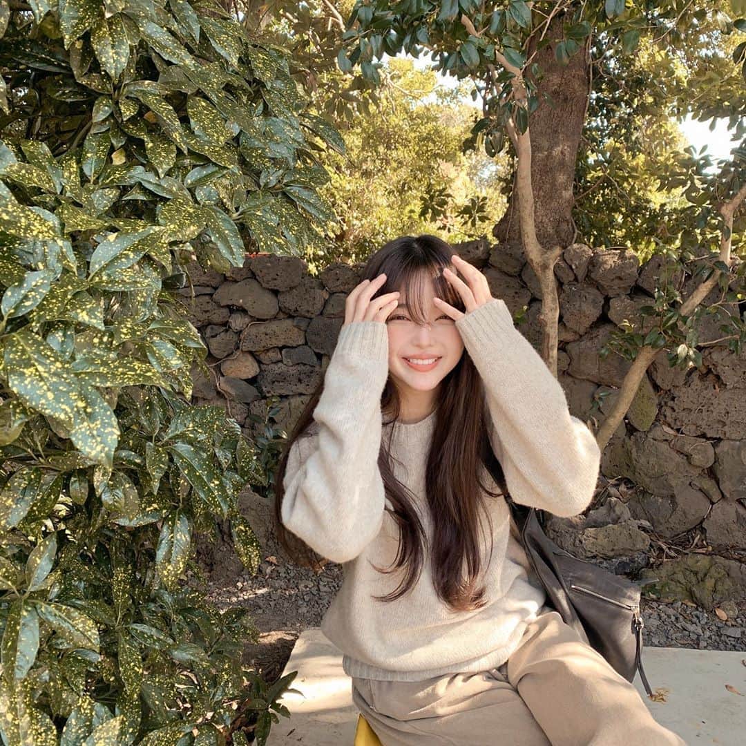 ユン・アラのインスタグラム：「폭닥폭닥한 울니트 🤎 가장 기본디자인으로 소장가치 있는 아이에요 ! 저는 모든컬러 다 소장해찌요  올 겨울엔 요거 정말 자주 입을 듯 해요 😚  공구 오픈할게요오 💫 토일월 3일간 진행됩니다!」