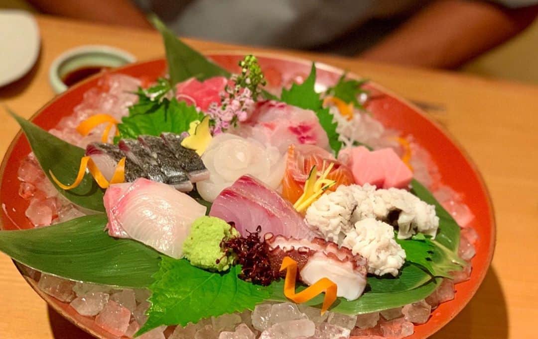 関西LIFE－homelife－のインスタグラム：「【京都府・祇園】 新鮮な魚が美味しい【一鱗】 . 京都の祇園にある居酒屋さんです♪ 高級感はありつつも、くつろげるような雰囲気の店内です(^^) お刺身が新鮮で美味でした☆ . . @homelife_local では #homelife_京都 では京都のいいところを紹介していきます。みなさんの大好きな京都を教えてください。 . . #一鱗 #祇園 #刺身 #お刺身 #居酒屋 #いちりん #すし #鮨 #祇園一鱗 #京都市内グルメ #祇園グルメ #炉端焼き #グルメ #京都 #幸せ #京都グルメ #京都定食 #京都女子会 #京都 #京都旅行 #京都観光 #そうだ京都行こう #観光 #旅行 #京都 #kyoto #japan #japantrip #japantrip2020」