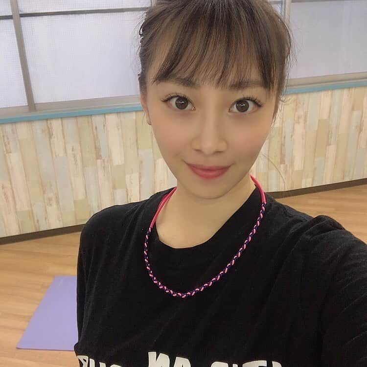 中村果生莉のインスタグラム：「🙋‍♀️ . . ご縁ありまして、10月から新たなことに挑戦中。  座学と実技で身体をバリバリと動かなきゃいけないし、  …というのは勿論、覚悟はしていたけど、覚えること莫大😂  でも、始まった瞬間に最悪なことにヘルニア再発しちゃったので、全く動けず出鼻をくじかれたんだけど、、、  かなり考慮していただき、スローペースながら何とか進めさせていただいているのでまた動き始めたら色々アップしていきます🤗✨  連日のメントレの中、こちらを疎かにする選択肢は全くないので、  出来るのかぁー？と不安もありながら  始まってみたら案の定パッツパツになりながらも、世の中のビジネスマンはもっともっと大変なんだろうな。と言い聞かせて自分に言い訳しないように10月過ごしておりました。笑  だけど、この経験は間違いなく今後の自分に活きる。  腰も色々試してはいるけど、まだ治らず(1ヶ月経過！笑)  でも、ピークは超えているので、そろそろちょこちょこ動き出したいな。  くしゃみの時の恐怖はもう消えないと思うけど。笑 . . #新たなチャレンジ #挑戦 #美コア #美コアインストラクター」