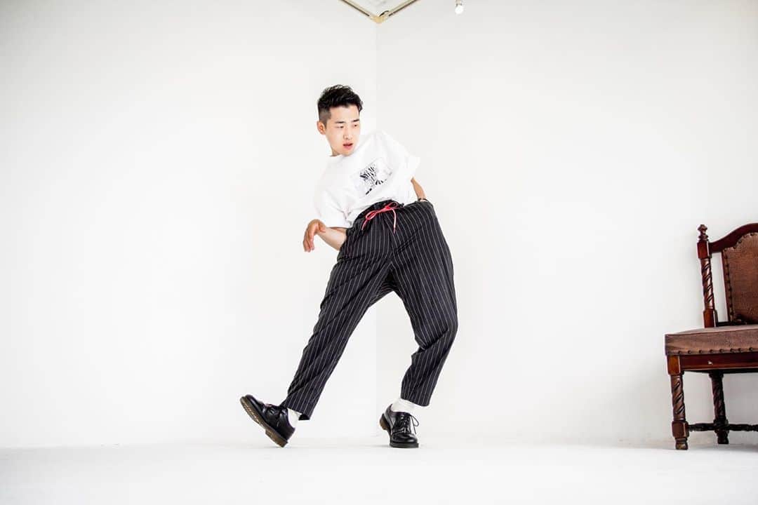 Shingo Okamotoのインスタグラム：「11/23に念願のキッズワークショップ再開します！！﻿ ﻿ キッズクラス本日から受付スタートします😌﻿ ﻿ ﻿ そして！！﻿ その後には、初めてのオンラインクラス（インスタライブ配信）も開催します📲﻿ ﻿ 子供から大人までダンス初めての方も大歓迎です！﻿ ﻿ 一緒に楽しい時間を過ごせたらと思います！！﻿ ﻿ ﻿ ******************************************﻿ ①SHINGOOKAMOTOキッズクラス詳細﻿ ﻿ 【日時】2020/11/23(月・祝）﻿ 受付/13:00〜﻿ レッスン/13:15〜14:15﻿ 【定員】キッズクラス抽選30名限定﻿ 【料金】キッズクラス¥2,000﻿ 【場所】NOAH STUDIO 学芸大スタジオCst(3F)﻿ （‪〒152-0003 東京都目黒区碑文谷5-25-10‬）﻿ ※受付は同じフロアのM3st (3F)になります。﻿ ﻿ 【条件】﻿ ※キッズクラスは、小学生限定となります。﻿ （レッスンの際は、検温・マスクの着用をお願い致します。）﻿ ﻿ 【キッズクラス申込み方法】﻿ ●メール受付期間﻿ 2020/11/7(土)16時〜11/16(月)24時﻿ ※抽選結果のご連絡は、当選の方にのみ受付完了メールの返信をもってかえさせていただきます。（11/17(火)中にご連絡致します）﻿ ﻿  ●SHINGOOKAMOTO OFFICIAL WEBSITEの﻿ 【WORK SHOP】から、お名前、年齢、連絡先をご記入の上お申し込みください。﻿ ↓↓↓↓﻿ SHINGOOKAMOTO OFFICIAL WEBSITE﻿ www.shingookamoto.com﻿ ﻿ ﻿ ※予約メールアドレスの間違いがありますので、送信の際は必ずアドレスのご確認をよろしくお願い致します。﻿ ※メール受信設定のご確認をお願いいたします。﻿ ﻿ ******************************************﻿ ﻿ ②SHINGOOKAMOTOオンラインクラス詳細（インスタライブ生配信）﻿ ﻿ 【日時】2020/11/23(月・祝）﻿ レッスン/14:45〜15:45﻿ ※リアルタイムで受講できない方もアーカイブにて2週間いつでもご覧頂けます。﻿ ﻿ 【料金】オンラインクラス¥1,500﻿ ﻿ 【条件】﻿ ※Instagramのアカウントが必要となります。﻿ ※オンラインクラスの年齢制限はございません。﻿ ※キッズクラスと同じコレオの生配信となります。﻿ ※2週間いつでもアーカイブで視聴いただけます。﻿ ﻿ ﻿ 【オンラインクラス申込み方法】﻿ 11/9(月)にSHINGOOKAMOTO OFFICIAL WEBSITEにて申し込みの詳細を公開致します。﻿ ﻿ ↓↓↓↓﻿ SHINGOOKAMOTO OFFICIAL WEBSITE﻿ www.shingookamoto.com （プロフィールから飛べます）」