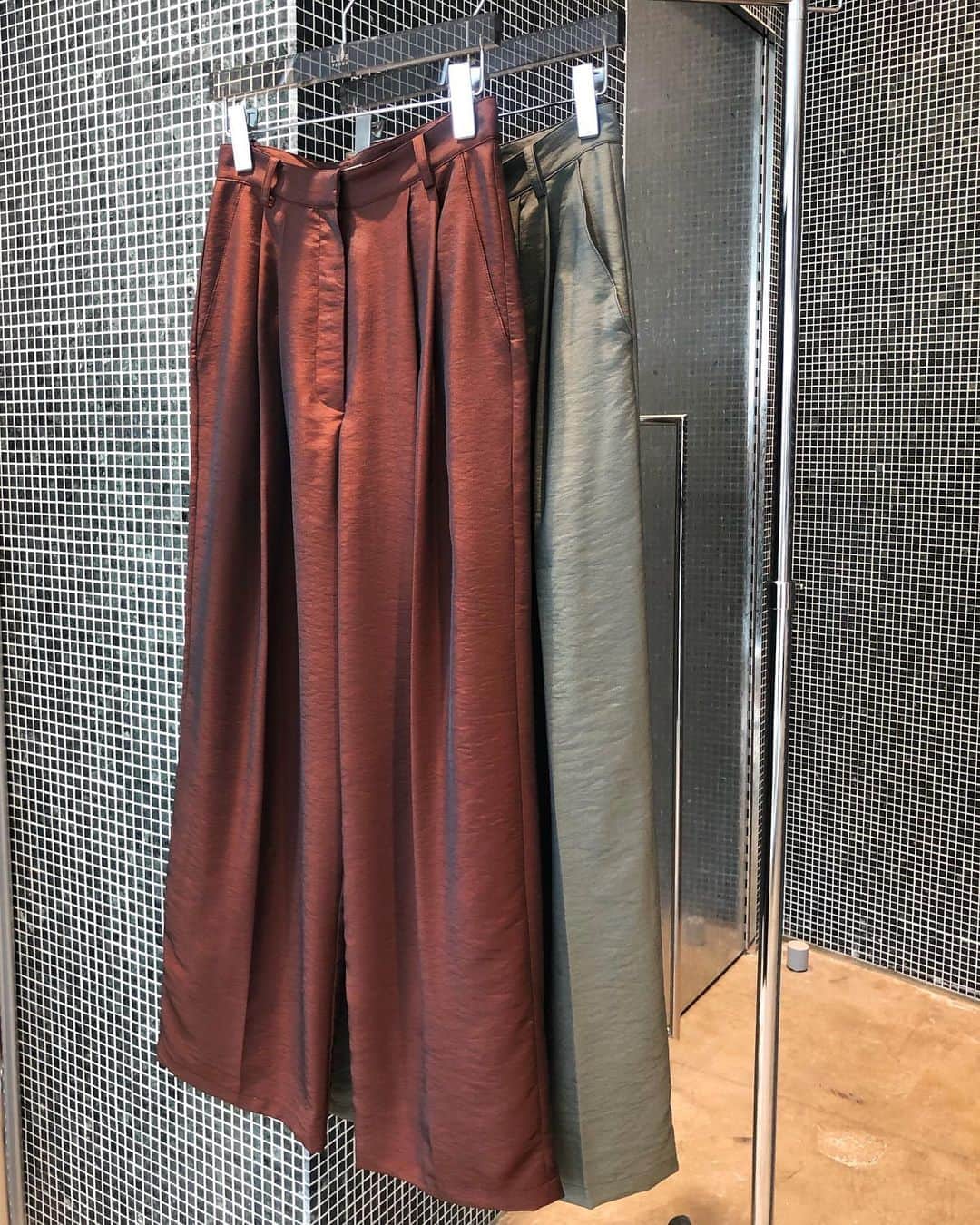 Lui's Lui's official instagramさんのインスタグラム写真 - (Lui's Lui's official instagramInstagram)「GLOSS WEAVE TUCK PANTS  ﻿ ▼in store now﻿ CLANE 【@clane_official】﻿ 2020-21  Fall & Winter Collection﻿ ﻿ ﻿ ▼store﻿ Lui’s/ex/store TOKYO店﻿ @luis_ex_store_tokyo﻿ Lui’s/ex/store 難波店 ﻿ @luis_ex_store_namba﻿ Lui’s/ex/store 湘南店﻿ @luis_ex_store_shonan﻿ Lui’s/ex/store 名古屋店﻿ @luis_ex_store_nagoya﻿ ﻿ ﻿ ﻿ #luisfashion﻿ #luisfemme﻿ #20FW﻿ #clane﻿ #クラネ﻿ #タックパンツ ﻿ ﻿」11月7日 16時10分 - luis_official___