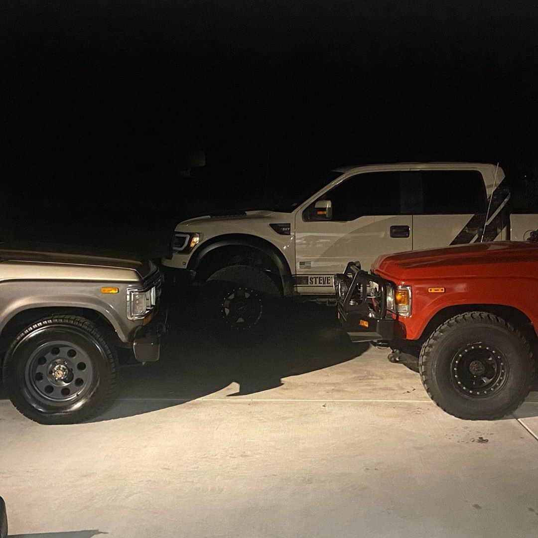 スティーブのインスタグラム：「Raptor vs Land Cruiser FJ60 and 62 #fordraptor #raptor #toyotalandcruiser #fj60 #fj62 #ランクル #ランクル60 #フォードラプター」