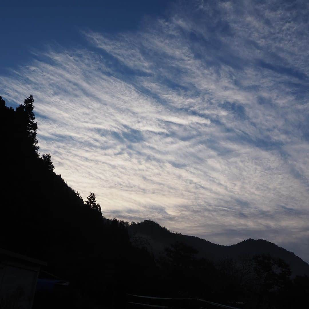 久保咲玖良さんのインスタグラム写真 - (久保咲玖良Instagram)「今朝の空🌥  なに雲なんだろう…？  #久保咲玖良 #太田プロ #女優 #女優の卵 #ミラーレス一眼 #ミラーレス一眼初心者 #カメラ女子 #オリンパスペン  #olympuspenepl9  #空 #秋空 #雲」11月7日 7時12分 - sakura__4141