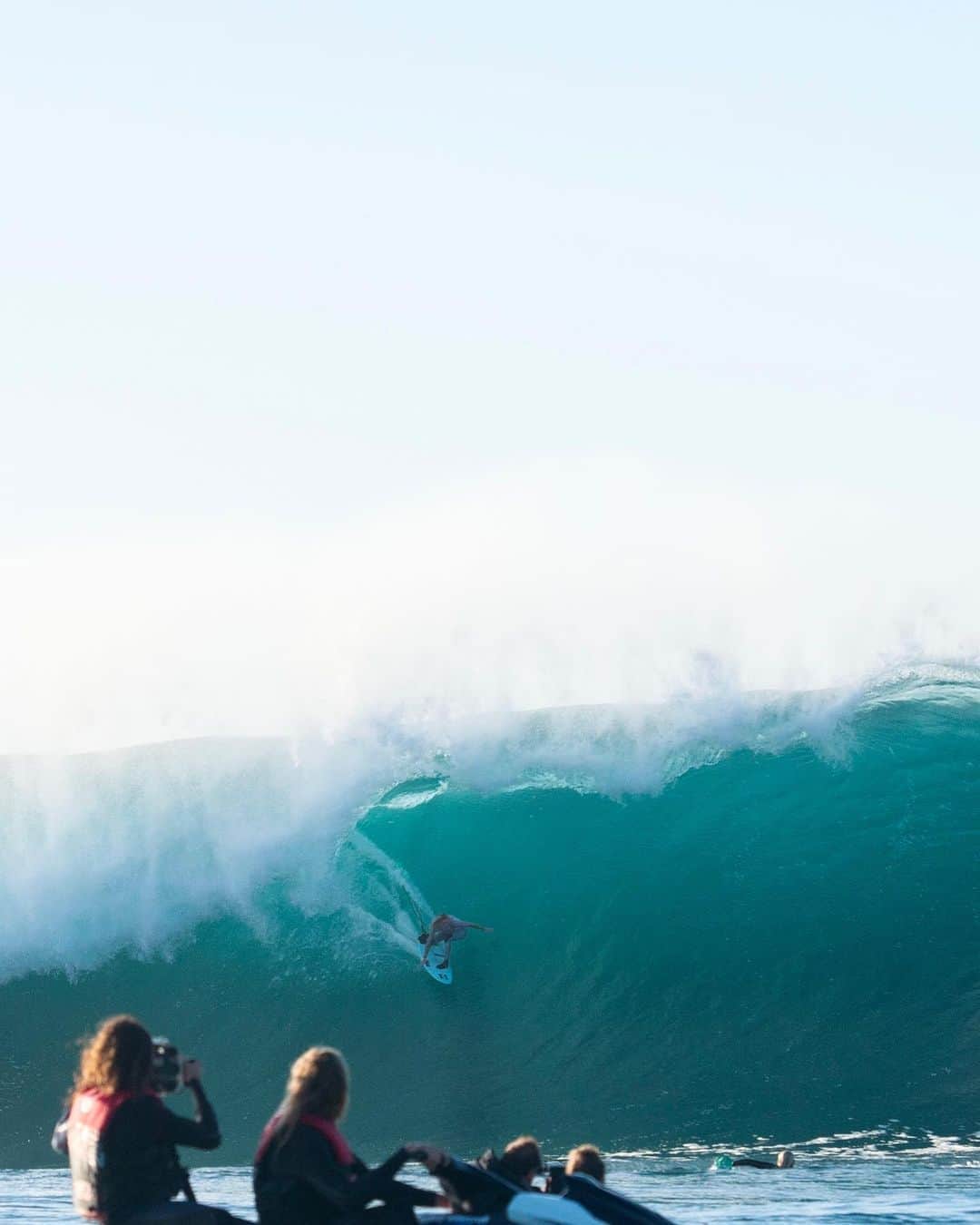 ローラ・エンバーのインスタグラム：「behind the scenes. what a beaut day this was! @undonefilm @mickeyedwards - @billabongwomens」
