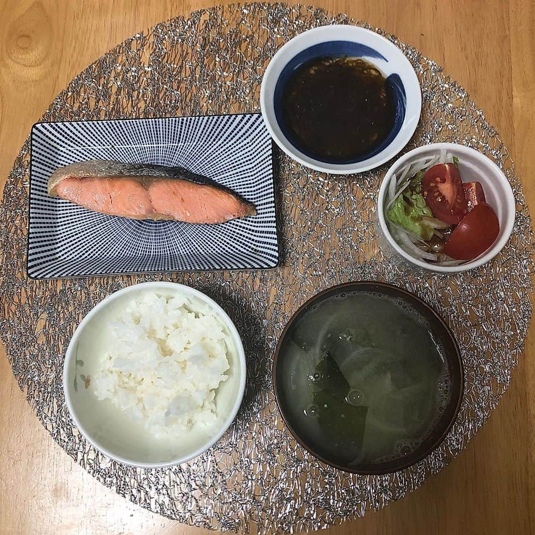 みのり(26)＠東京 ダイエットのインスタグラム：「朝 . . ごはん　120g 玉ねぎとわかめの味噌汁 鮭 黒酢もずく トマトサラダ . . OHAYO〜⭐️ . . 病院いくか。 . なんか、ないかなぁ(探し中) . ◉ライザップ公認の紹介アンバサダーです。 〜紹介特典で、お安く入会できます〜 . ▶︎全国どの店舗でもOK ▶︎カウンセリング予約前にご連絡ください . 📺RIZAP TVCM出演 🏅RIZAP BMG ファイナリスト2017.2018 . #rizap #ライザップ #ダイエット #diet #レコーディングダイエット #ダイエッター #公開ダイエット  #朝ごはん #morning #食べて痩せる #おうちごはん #糖質制限 #低糖質ダイエット #和食 #クッキングラム #自炊女子 #腸内環境 #食事管理 #栄養  #cleanmeals  #lowglycemic  #まいにちごはん部」