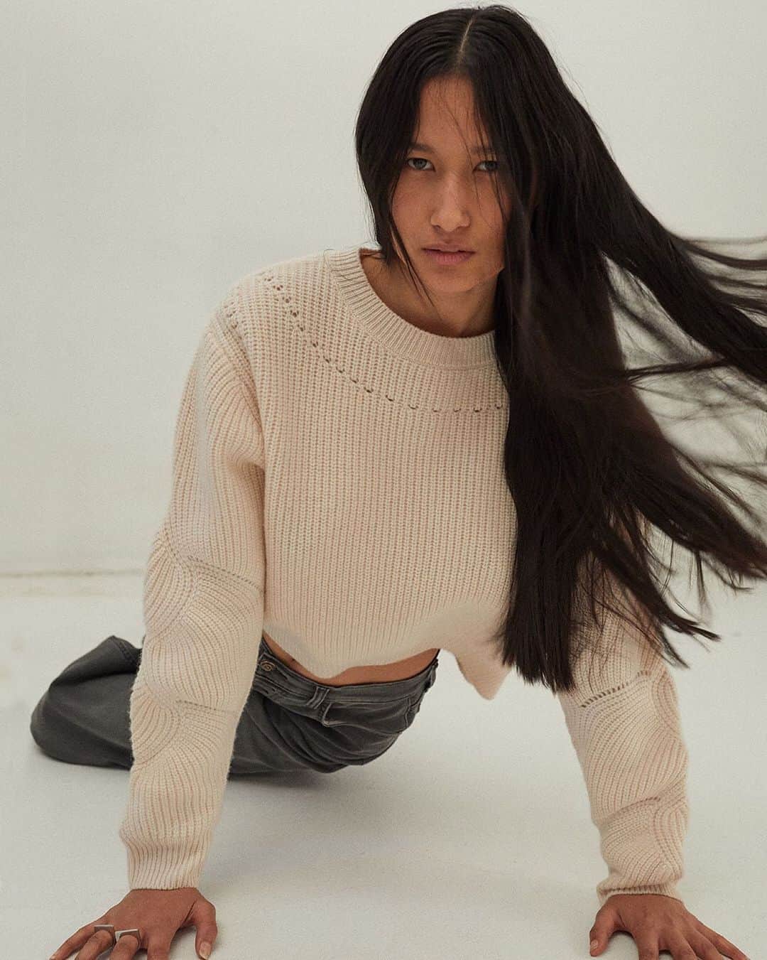 カレントエリオットのインスタグラム：「a soft sweater that features beautiful stitch details and a calming hue – the gaia checks all of our layering boxes」