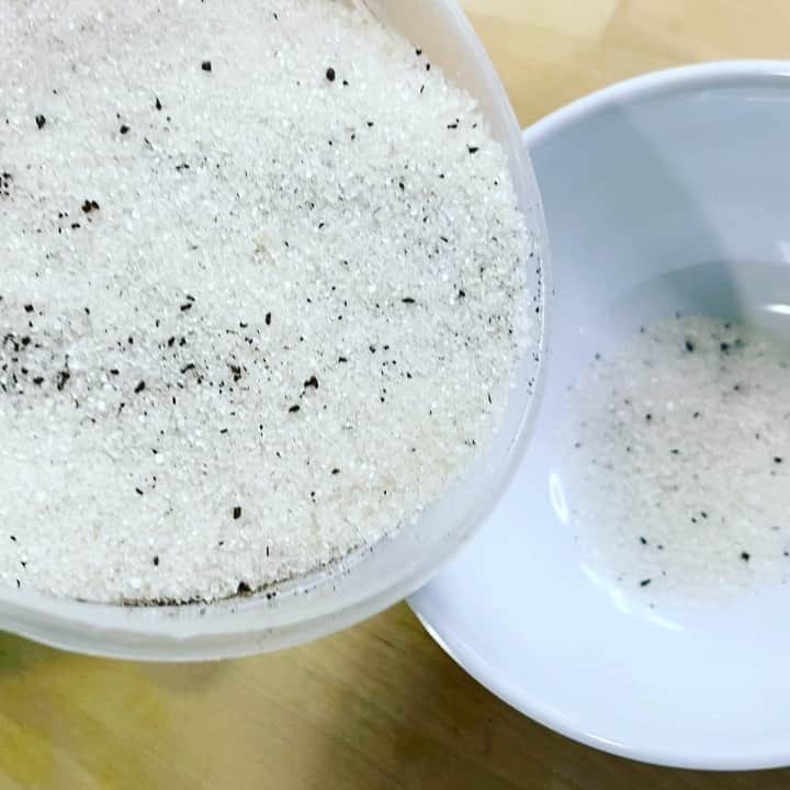 ケリスのインスタグラム：「Pure organic sugar cane Madagascar vanilla cbd infused sugar . Happy freedom Friday fam ! Bountyandfull.com it's a lifestyle ♥️」