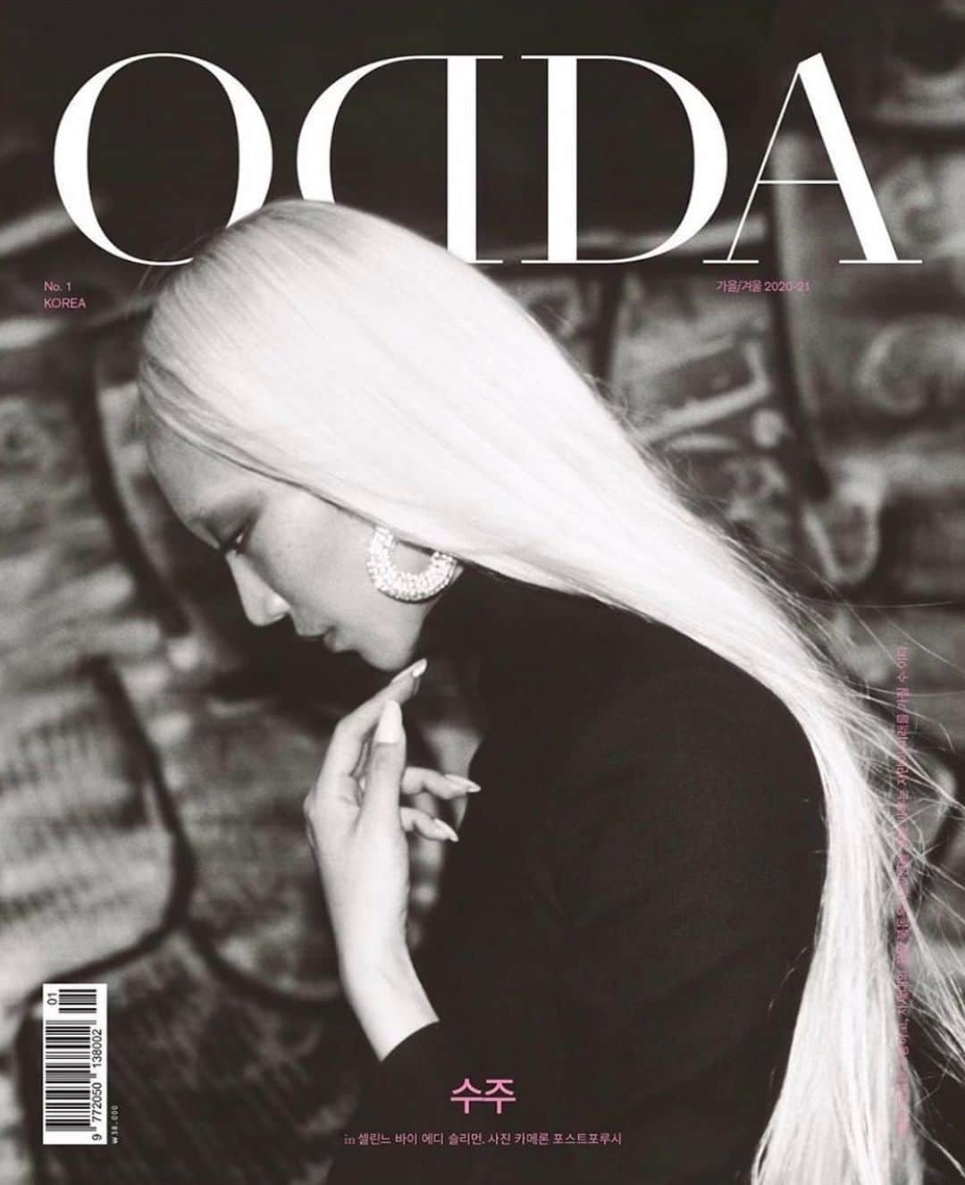 パク ・スジュのインスタグラム：「✨🖤 Inaugural Korean Issue of @oddamagazine cover 1 of 2 • shot by @cameronpostforoosh styled by @ronnie_hart hair @ericwilliams124 makeup @asamimatsuda manicure @nailsbymei @davidmartingss 🖤✨」