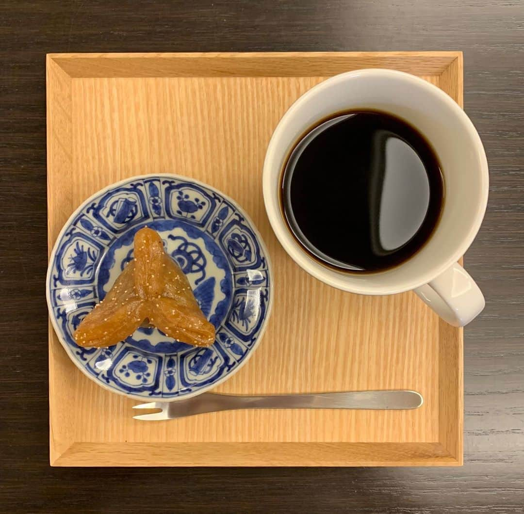 祐真朋樹さんのインスタグラム写真 - (祐真朋樹Instagram)「深夜のゆべし  #祐甘味 #かんのやゆべし  @hatou_coffee_shibuya  @arabiaofficial  @arabiaofficial_japan  #利術 #姫フォーク @soriyanagi  @soriyanagidesign」11月7日 7時33分 - stsukezane