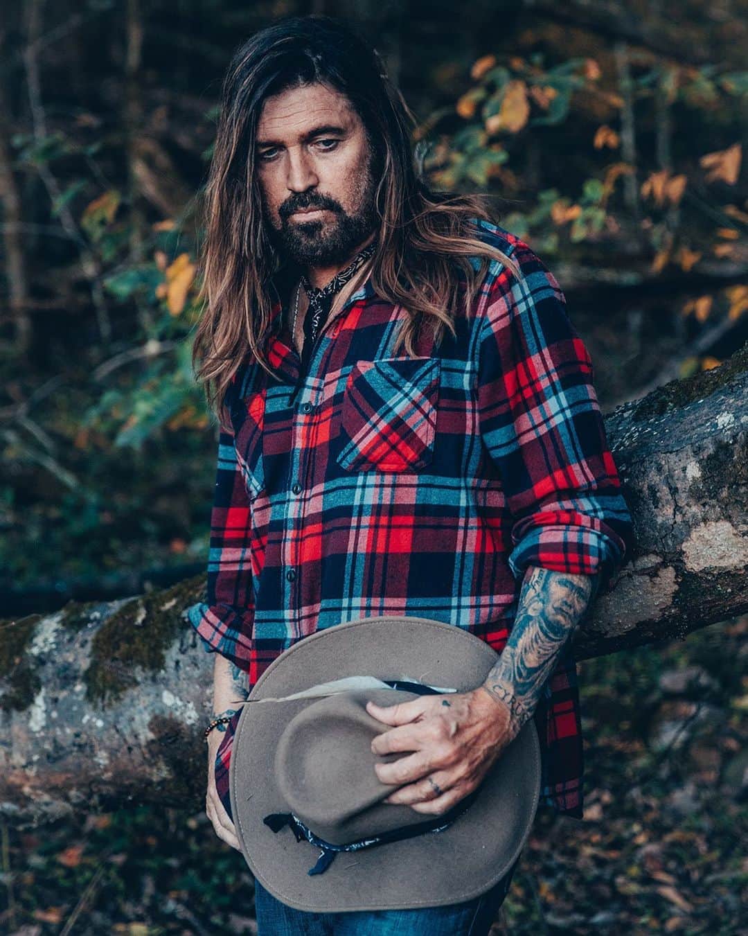 ビリー・レイ・サイラスのインスタグラム：「Have you heard my new EP “The Singin’ Hills Sessions - Mojave”? Let me know what you think! Link in bio #MamaSaidKnockYouOut 📸:@stevenjbradley」