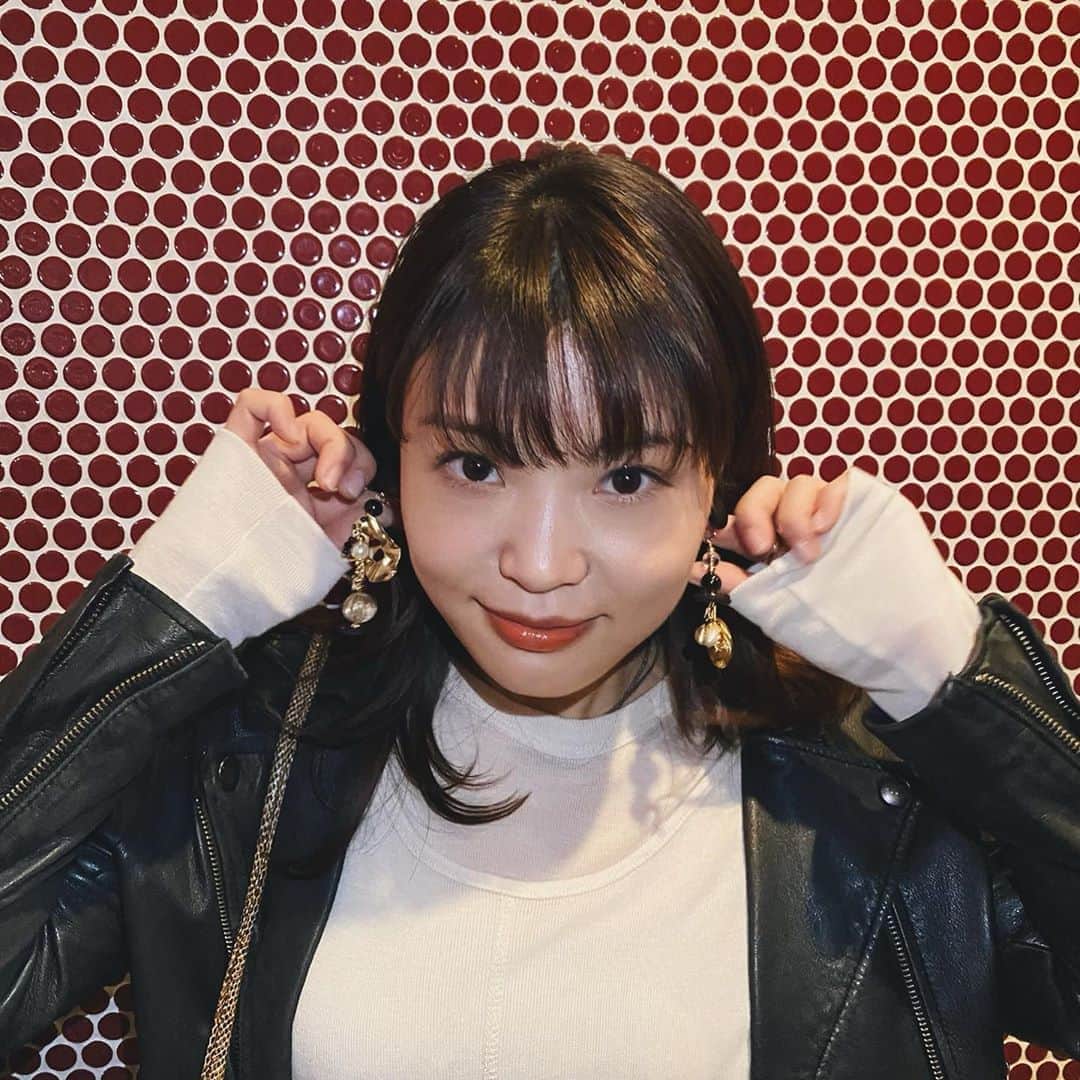 三橋栄香のインスタグラム：「のりさんから頂いた、お竹とお揃いイヤリング！🤎 めっちゃ可愛いー！大振りでアシンメトリー😍存在感ばっちり！ 早速付けました嬉しいなぁあ☺️」