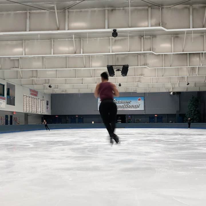 ジェレミー・テンのインスタグラム：「When my Cirque cast and I were sent home in March as a result of the pandemic, it was projected that we would be reunited in November resume our tour. It’s November and not a day goes by that I don’t miss my dream job and my cast, being able to perform, or the adrenaline of being in front of an audience.  With the election and the rise in cases over the past few weeks, in times of stress I always turn to skating because that’s where I feel most at home.  It’s been a minute since I’ve tried Lutzes, Flips and 3+3 combos (since the end of my tour 8 months ago to be exact).  Fortunately it was like riding a bike.  . . . #FigureSkater #FigureSkating #Passion #Love #Athlete #JoySkate #Destress #3Lutz #3Flip #3T3T #Jumps #Leaps #Spins #Cirque #CirqueDuSoleil #AxelCirque #CirqueAxel #WhereIsViNow」