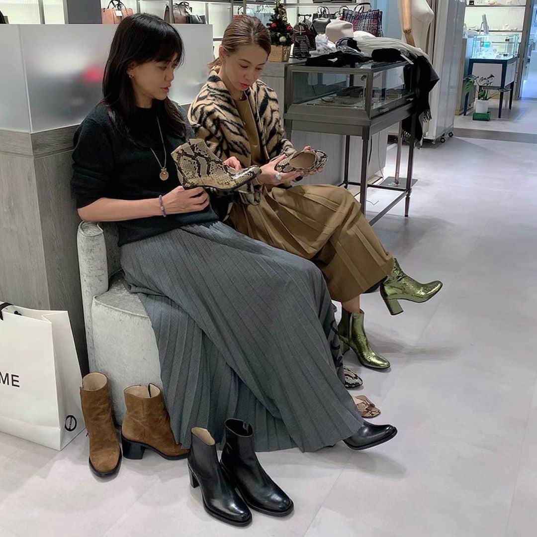 前田典子さんのインスタグラム写真 - (前田典子Instagram)「@ina_tomo  と #ランチして @pdst.jp  にて　#お買い物 #フリーランス　@freelance_paris  の シンプルなブラックの ショートブーツを更新するか 迷ったんだけど… 攻めな気分だったので パイソン柄のブーツにした😁🐍　安定感あるヒールでガンガン歩ける  #スゥエードの#カラーパンプス  もピンクと色を迷ったけどジンジャーと言うネーミングのレッドオレンジ色にした🧡❤️👠 4.5センチヒールは履きやすい👍  イナトモもメタリックグリーンのブーツを選び攻めてた😆 ベージュのコーデに派手な足元が似合ってました💚  #恵比寿ガーデンプレイス　は もう#クリスマスムード🎄✨   新しいブーツとスゥエードの靴👠👢で#冬コーデ楽しみ😊」11月7日 7時51分 - maenorichang