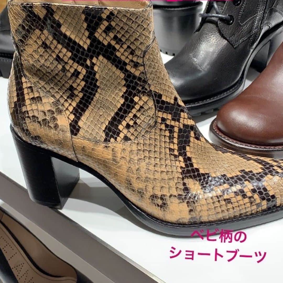 前田典子さんのインスタグラム写真 - (前田典子Instagram)「@ina_tomo  と #ランチして @pdst.jp  にて　#お買い物 #フリーランス　@freelance_paris  の シンプルなブラックの ショートブーツを更新するか 迷ったんだけど… 攻めな気分だったので パイソン柄のブーツにした😁🐍　安定感あるヒールでガンガン歩ける  #スゥエードの#カラーパンプス  もピンクと色を迷ったけどジンジャーと言うネーミングのレッドオレンジ色にした🧡❤️👠 4.5センチヒールは履きやすい👍  イナトモもメタリックグリーンのブーツを選び攻めてた😆 ベージュのコーデに派手な足元が似合ってました💚  #恵比寿ガーデンプレイス　は もう#クリスマスムード🎄✨   新しいブーツとスゥエードの靴👠👢で#冬コーデ楽しみ😊」11月7日 7時51分 - maenorichang