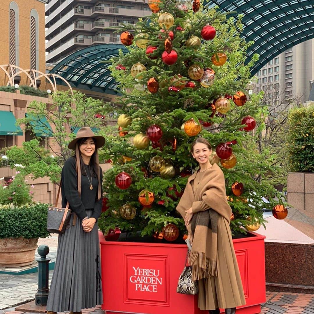前田典子さんのインスタグラム写真 - (前田典子Instagram)「@ina_tomo  と #ランチして @pdst.jp  にて　#お買い物 #フリーランス　@freelance_paris  の シンプルなブラックの ショートブーツを更新するか 迷ったんだけど… 攻めな気分だったので パイソン柄のブーツにした😁🐍　安定感あるヒールでガンガン歩ける  #スゥエードの#カラーパンプス  もピンクと色を迷ったけどジンジャーと言うネーミングのレッドオレンジ色にした🧡❤️👠 4.5センチヒールは履きやすい👍  イナトモもメタリックグリーンのブーツを選び攻めてた😆 ベージュのコーデに派手な足元が似合ってました💚  #恵比寿ガーデンプレイス　は もう#クリスマスムード🎄✨   新しいブーツとスゥエードの靴👠👢で#冬コーデ楽しみ😊」11月7日 7時51分 - maenorichang