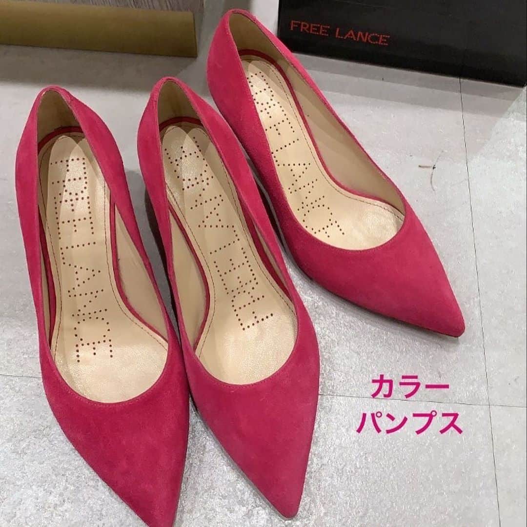 前田典子さんのインスタグラム写真 - (前田典子Instagram)「@ina_tomo  と #ランチして @pdst.jp  にて　#お買い物 #フリーランス　@freelance_paris  の シンプルなブラックの ショートブーツを更新するか 迷ったんだけど… 攻めな気分だったので パイソン柄のブーツにした😁🐍　安定感あるヒールでガンガン歩ける  #スゥエードの#カラーパンプス  もピンクと色を迷ったけどジンジャーと言うネーミングのレッドオレンジ色にした🧡❤️👠 4.5センチヒールは履きやすい👍  イナトモもメタリックグリーンのブーツを選び攻めてた😆 ベージュのコーデに派手な足元が似合ってました💚  #恵比寿ガーデンプレイス　は もう#クリスマスムード🎄✨   新しいブーツとスゥエードの靴👠👢で#冬コーデ楽しみ😊」11月7日 7時51分 - maenorichang
