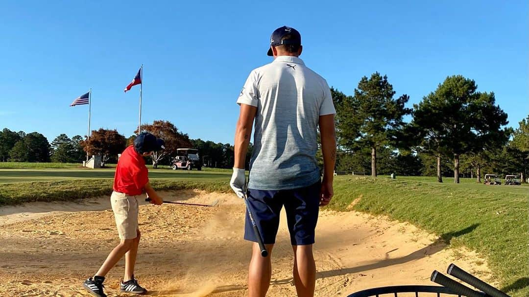 リッキー・ファウラーさんのインスタグラム写真 - (リッキー・ファウラーInstagram)「Spent the afternoon getting a short game lesson from some of Cuscowilla’s finest! The golf course is a great place to social distance and still have fun👌」11月7日 7時58分 - rickiefowler