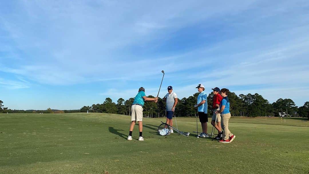 リッキー・ファウラーのインスタグラム：「Spent the afternoon getting a short game lesson from some of Cuscowilla’s finest! The golf course is a great place to social distance and still have fun👌」