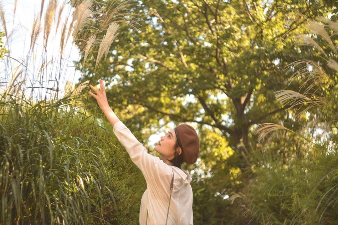 追田菜々花さんのインスタグラム写真 - (追田菜々花Instagram)「どんどん気温も下がっていって、どんどん冬に近づいてくる  私のいつもの冬は、今年もあと少しというところで力を緩めてる時期 だけど、今年は力を入れなきゃな時期になります  どうかどうか、体調だけは崩しませんように（うがい手洗いマスク除菌徹底します）  #秋コーデ #秋服コーデ #秋 #秋カラー #秋冬コーデ #ベレー帽 #ベレー帽コーデ #ベレー帽アレンジ #ベレー帽女子 #ススキ #小さい秋見つけた #ブラウンコーデ #ブラウンカラー #ブラウンメイク #ショートヘア #ショートボブ #ショートカット #ショートボブ #ボブアレンジ #ボブヘアアレンジ #ボブ女子 #内巻きボブ #内巻きワンカール #ミスキャンパス #ミスキャンパス立命館 #立命館大学 #立命館 #ミスコレ #ミスコン #ミスコン2020 #ミスコンファイナリスト」11月7日 7時59分 - mcr2020_01on