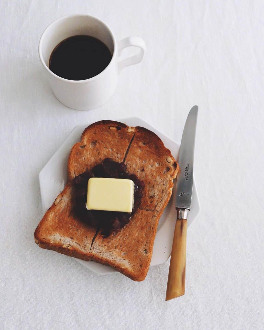 樋口正樹さんのインスタグラム写真 - (樋口正樹Instagram)「Anko butter toast . 今朝はあんバタートースト。 ＆淹れたてホットコーヒー。 . 自家製あんこ＆発酵バター、 パンはタカキベーカリーの 新商品のくるみトーストで、 くるみ入りのもっちりした 生地はトーストすると表面 サクサクでさらにおいしく、 粒あんとバターと相性抜群。 なによりこのパンの表面が 大きめですからたっぷりと あんこを塗れて嬉しいのよ。 . このパンは西日本限定です。 東と西で販売してるパンが 違いますので詳しい情報は 公式サイトでご確認下さい。 @takaki_bakery_official . . #あんバタ #あんバタートースト #あんこ部 #くるみトースト #くるみパン #タカキベーカリー #新商品 #西日本限定 #パンのある暮らし #パンのある生活 #パン部 #パンスタグラム #パン大好き #パン好きな人と繋がりたい #takakibakery #toast #toastgram #toastsforall #ankobutter」11月7日 7時59分 - higuccini