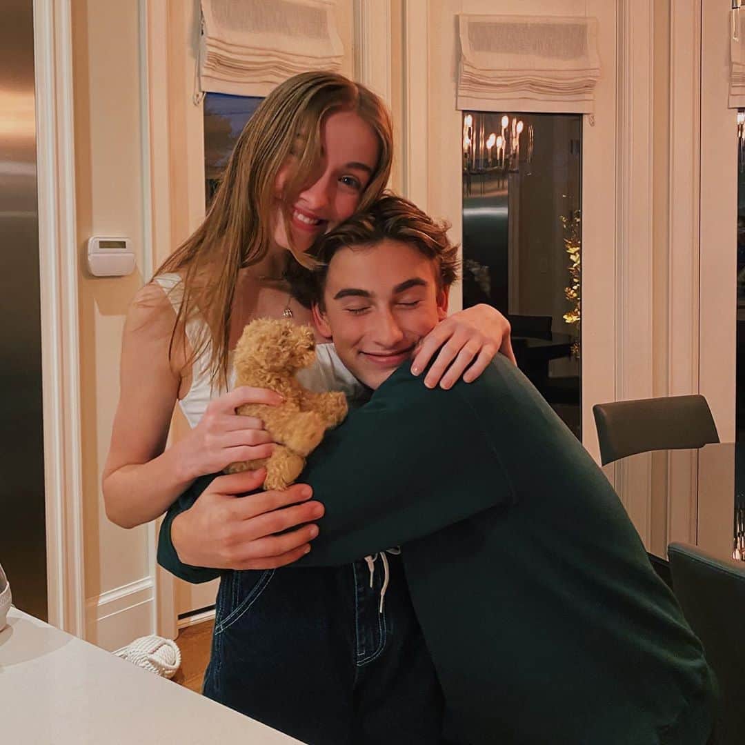 ジョニー・オーランドのインスタグラム：「happy 16 !!! ❤️ stop getting so old   (ps we got her a dog)」