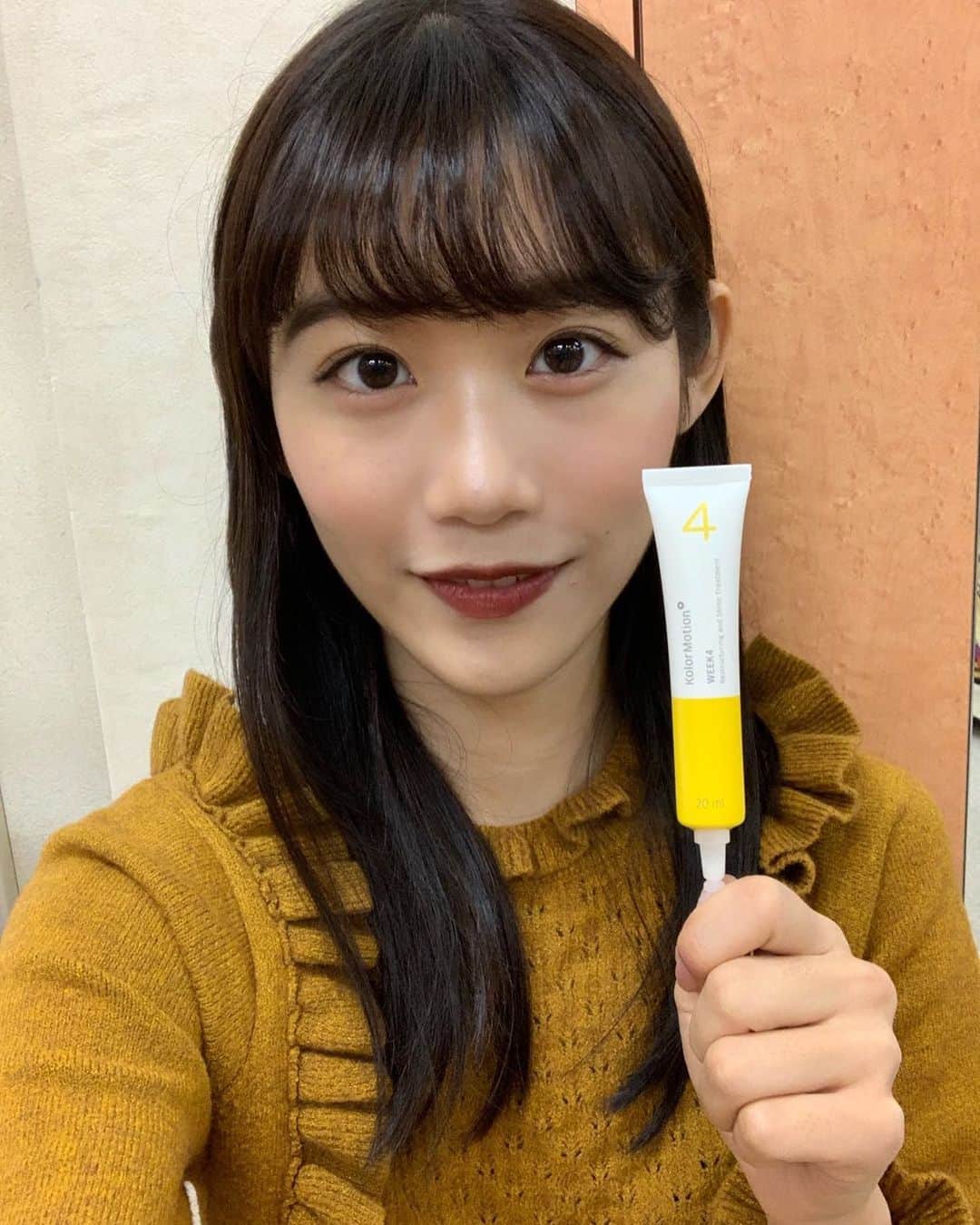 仲間由依のインスタグラム：「【#WELLA】 「4ウィークプログラム」 “1週間ごとに状態が変わる髪の毛” のためのホームケア  4週目がきましたヾ(●´∇｀●)ﾉ  ヘアカラーから4週間後は 髪のツヤが失われ、髪がくすみやすいので、サンフラワーシールドオイル配合してるトリートメントを。  来週はまた黒くカラーするんだ〜🎵  日々のホームケアが大切！！！  #カラーモーション #4ウィークプログラム #さあサロンに行こう #イルミナカラー #イルミナ #ウエラプロフェッショナル #NYNY #さあNYNYに行こう #ヘアサロン #サロンモデル #ヘアケア #美容室 #ヘアアレンジ」
