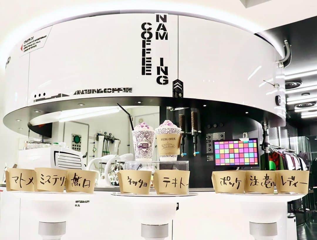 LDH kitchenさんのインスタグラム写真 - (LDH kitchenInstagram)「. @amazing_coffee_official  AMAZING COFFEE TOKYO SHIBUYA🛸 . 『マネキン・ナイトフィーバー × AMAZING COFFEE』コラボレーションドリンク『マネキン・オレ』は11月15日(日)までの販売になります🕺 ベリー🍇のフレーバーに、アクセントとしてパチパチアメ🍬の入ったフルーツオレです🥤 ※限定スリーブは全店舗ご用意しております。 ※各店舗準備数に達し次第、終了となりますのであらかじめご了承ください。 . さらに、本日11月7日(土)〜11月15日(日)までメンバー等身大パネルがTOKYO SHIBUYA限定で登場✨✨ ※メンバー等身大パネルは、毎回ランダムで登場しますのであらかじめご了承ください。 . ここでしか味わえない、マネキンコラボをお楽しみください🎶 . #AMAZINGCOFFEE #TOKYOSHIBUYA #MANNEQUINNIGHFEVER #マネキンナイトフィーバー #FANTASTICS #ファンタスティックス #渋谷PARCO #渋谷パルコ #パルコ #アメコ #coffee #渋谷カフェ #NAMINGCOFFEE #ネーミングコーヒー @fantastics_fext @parco_shibuya_official @vertical_garage #LDHkitchen」11月7日 8時08分 - ldhkitchen_official