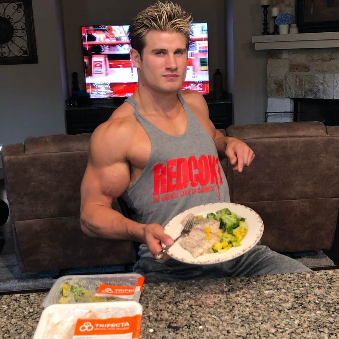 セージ・ノースカットのインスタグラム：「@trifecta is doing Black Friday early! All month long get 40% off for first time customer’s first order with code BF2020! Click the link in my bio」