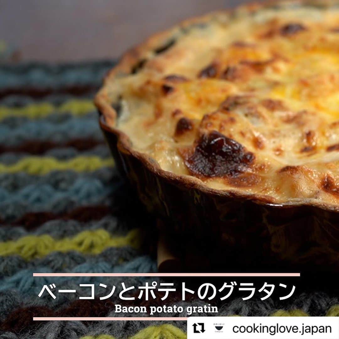 若林翔子のインスタグラム：「今週のYouTube、アップされました♡ 見てね🥰  #Repost @cookinglove.japan with @make_repost ・・・ ㅤㅤㅤㅤㅤㅤㅤㅤㅤㅤㅤㅤㅤ 本日YouTube公開しました!! 【小麦粉不使用でもとろとろ！ ベーコンとポテトのグラタン】 子供と作れるグラタンレシピ♪  第5回をYouTubeにアップさせていただきました。 小麦粉とバターを使わず手軽に作れる ベーコンとポテトのグラタンをお楽しみください。 週末にお子さんと一緒に作ってみてはいかがですか୨୧  𓎩𓂃𓍯 [料理と暮らす｜YouTube] https://www.youtube.com/channel/UCQYSa775920IOdOgJLB9mUg チャンネル登録もぜひよろしくお願いします𓎩 プロフィールから飛ぶことができます❦ 𓎪𓐄𓍼𓂅  ━━━━━━━━━━━━━━━━━━ 料理と暮らす｜Cooking Love｜SNS ━━━━━━━━━━━━━━━━━━  [YouTube] https://www.youtube.com/channel/UCQYSa775920IOdOgJLB9mUg  [Insta] https://www.instagram.com/cookinglove.japan/  [Twitter] https://twitter.com/CookingLove5  [Facebook] https://www.facebook.com/cookinglovejapan  出演者への問い合わせや仕事依頼はこちらまで𓅩𓅩𓅩 [e-mail] cookinglove.jpn@gmail.com  [料理ナビゲーター] 若林 翔子  [調理アシスタント] 菊地 恵子(cookinglabo)  [料理コーディネート/レシピ監修] 高橋 真希(cookinglabo)  [監修] 鈴木 茜(cookinglabo)  [撮影協力] cookinglabo  [映像制作] MOVIE DISTRICT MIYAGI Produced by WORLD FAMOUS SUPREME TEAM Co.,Ltd  #グラタン#gratin#ベーコン#bacon #じゃがいも#potato#ポテト#グラタンレシピ #手作りグラタン#ホワイトソース #レシピ #料理動画 #簡単レシピ  #料理好きな人と繋がりたい #小麦粉不使用#パーティーメニュー #バター不使用#パーティー料理 #レシピ動画#instafood#foodstagram #おうちカフェ#おうち時間 #おうちごはん #グラタン皿 #homecooking#japanesefood #cooking#japan」
