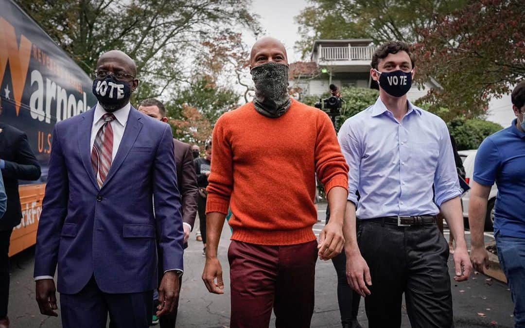 コモンのインスタグラム：「Peace! Now, let’s win the #Senate in January by supporting Reverend @RaphaelWarnock and @JonOssoff in Georgia! We can make history family! We got this!」