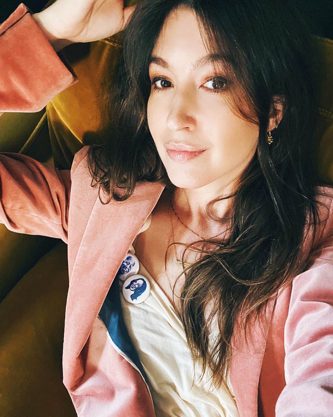 ケイト・ボイージェルのインスタグラム：「What. A. Week. Feeling hopeful feels good.💛 .  (pins are by the amazing @clairesalvo and she’s making sweatshirts too! 🇺🇸)」