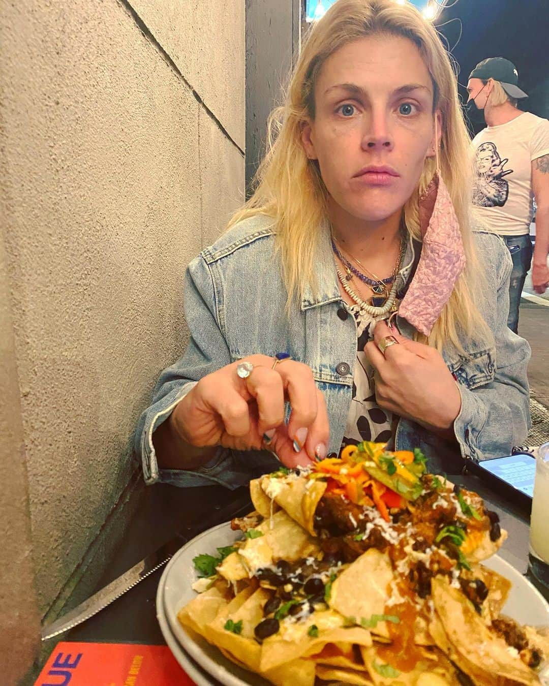 ビジー・フィリップスさんのインスタグラム写真 - (ビジー・フィリップスInstagram)「Couldn’t have picked a better day for #nationalnachoday if I tried.」11月7日 8時24分 - busyphilipps