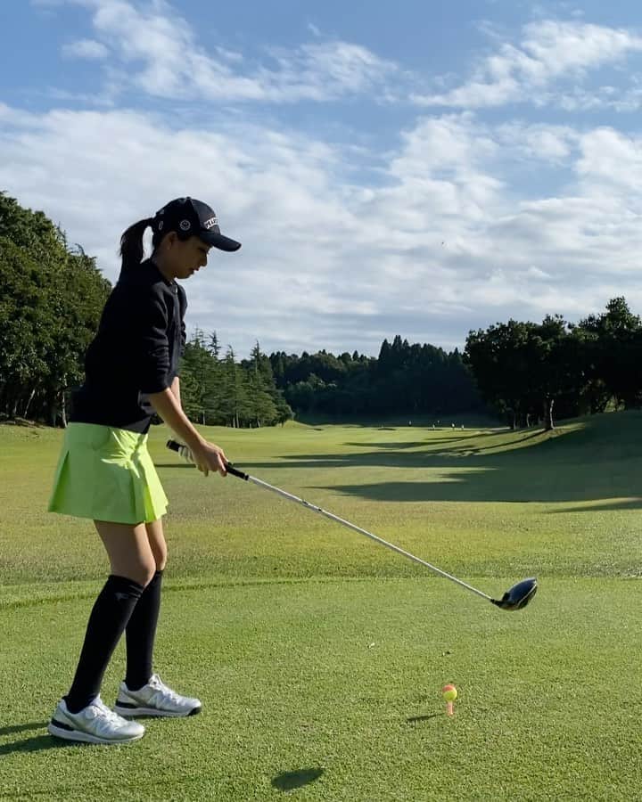 のインスタグラム：「. イイショットするとイイ音がする✨ . 最近はいい時と悪い時の差が激しいです🥺💦 . いい音出したい❤️ . . . #ゴルフ#golf#⛳️#ゴルフ女子#ゴルフ好き#ゴルフウエア#ゴルフコーデ#ゴルフスイング#골프 #골프웨어 #골프스윙 #여행 #해외여행 #골프스타그램 #골프중독 #와인 #소주 #좋은시간 #ショット集#秋コーデ」