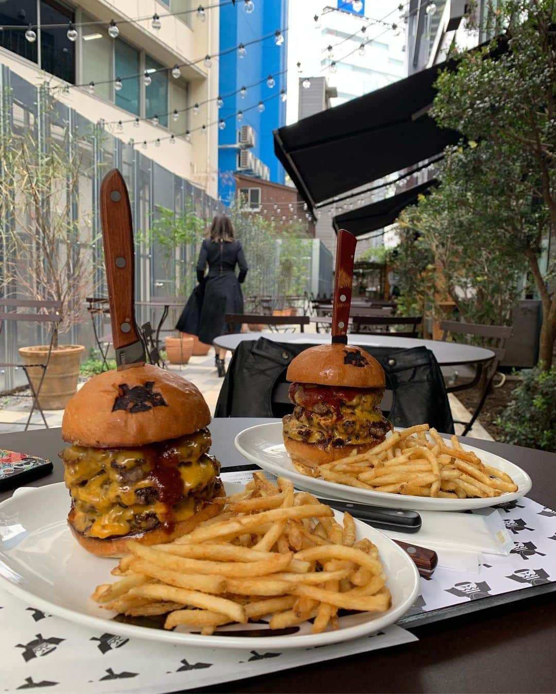 宮田綾子さんのインスタグラム写真 - (宮田綾子Instagram)「⁑ SHOGUN BURGER 🍔 @shogunburger   どーーん！トリプルチーズバーガー🍔🍟 お肉の味がしっかりしていて美味しかった♪ ナイフがグサって刺さって出てきて笑ってる動画あり 広尾駅からすぐで、テラス席も空いて穴場〜良い〜！  #ショーグンバーガー #トリチー #広尾グルメ #ハンバーガー #将軍バーガー #shogunburger #広尾ランチ #pr #宮田綾子 #チーズバーガー #ハンバーガー部 #ハンバーガー屋 #ハンバーガー屋さん #食べスタグラム #たべすたぐらむ #くいしんぼう #ランチタイム #テラス席 #広尾カフェ #まんぷく #美味しいランチ #lunch #hamburger」11月7日 8時32分 - ayako__miyata