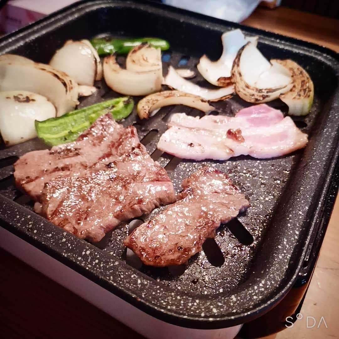 松本隆博のインスタグラム：「。 昨夜、焼肉を楽しみに、 準備して。さー喰おう！ としたら仕事で依頼の電話ラッシュ。 それも2時間、そして… ｢月曜朝に提案書いる｣と💦。 零時から見積り、提案書作り まして終えて夜中1時だよ (￣▽￣;) それから流石に焼肉はいかん と、、朝早く起きて今焼肉なう と(~0~)。 しかし美味いと！！  電話の相手曰く、、、 ｢今年はコロナで自粛と思っていました年末年始のイベントがそこそこ復活しまして、しかしどこのタレントさん歌い手もGoToトラベルで旅行いく人多くて…松本さんなら、、｣ と(￣▽￣;)。 あー空いてるさ！なんならクリスマスもがら空きさ文句あっか？ (^O^)(^○^)(˙◁˙)  ま、それでも(仮)だし毎年この時期依頼されてバラされると。。 🌈アメトーークの ｢仮バラシ芸人｣の会に似ている。。  まそれでも依頼される事は 良い事だねー 今日は、午後から日記館にて イベントします、クローズド です(˙◁˙)  ～人生遊歩道～  焼肉焼いたら仕事来た！ 焼肉焼いたら仕事来た！ 焼肉焼いたら仕事来た！ …日本食研(笑)」