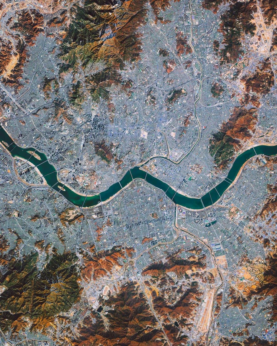 Daily Overviewさんのインスタグラム写真 - (Daily OverviewInstagram)「Seoul is the capital and largest metropolis of South Korea, with more than 25 million residents in its metropolitan area. Strategically situated on the Han River, Seoul’s history can be traced back more than 2,000 years to 18 BC, when it was founded by members of the Baekje Kingdom. In recent years, the city has experienced massive economic growth and is one of the top 10 wealthiest cities in the world with a GDP of nearly $900 billion (USD). - Created by @overview Source imagery: @maxartechnologies」11月7日 8時45分 - dailyoverview