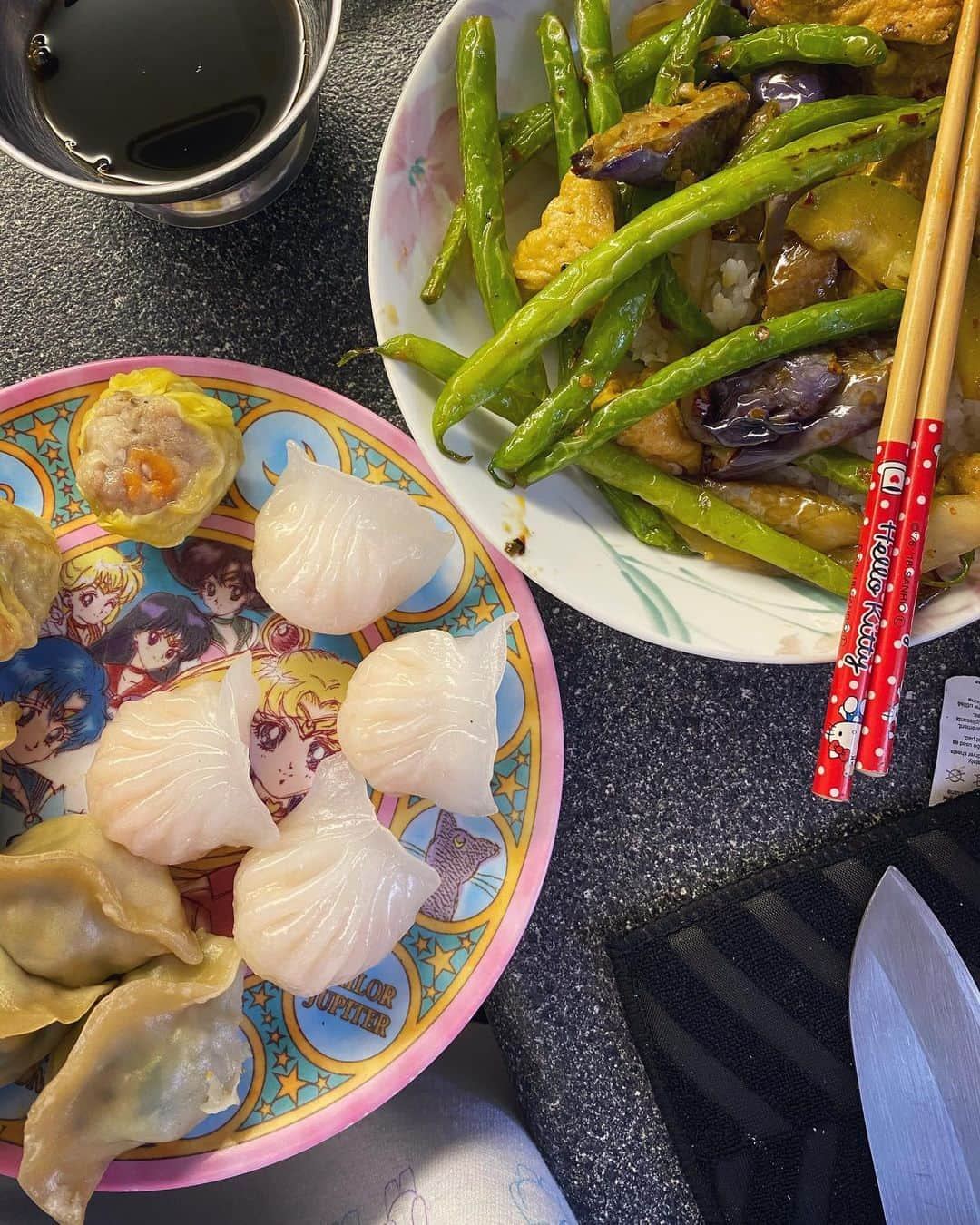 サイモンとマルティナさんのインスタグラム写真 - (サイモンとマルティナInstagram)「Geez, I don’t know about anyone else, but I’ve been non-stop-eating-comfort-food to get through this week’s level of world stress 🥴+ and my old collapsed ankle injury B U S T ME UP again. It always feels frustrating, like you JUUUUUUUST got over some other injury/event/symptom...and after 1-2 days of good—BAM something happens again 😒 So. Had a hobble day, had a grumpy day, then finally took a rest day. Ice. Netflix. Pain patch. Turned off the TV & internet and just chilled.  I think I’ll treat myself to a delivery of delicious, bouncy DIM SUM and a side of suuuuper spicy Fried Tofu with Chinese Green Bean and Eggplants 🍆 hey y’all, just remember, even if you’re feeling really stressed out right now, remember how far you’ve come... by making it this far. Heck yes. Look back at all the days you’ve ALREADY tackled, like a boss 💪🏻 Now whatcha been eating? #buildaladder」11月7日 8時55分 - eatyourkimchi